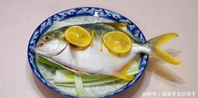 清蒸鱼|不管蒸啥鱼,别用料酒和醋去腥,教你一招,鱼肉香嫩,鲜美不腥气