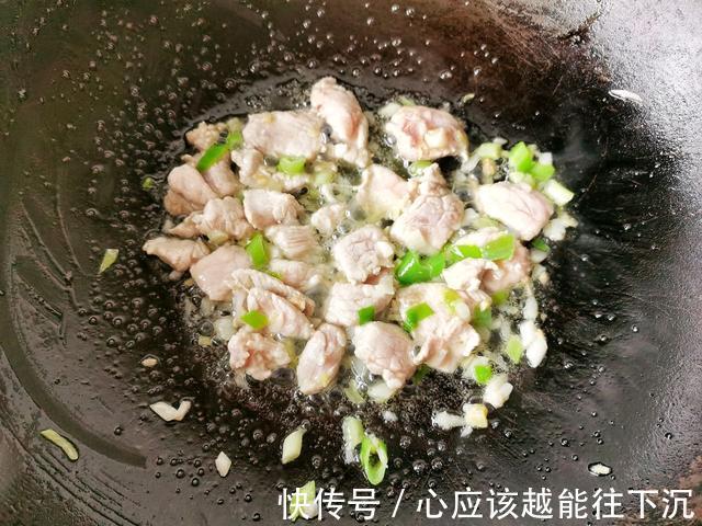东北老厨师做的尖椒干豆腐,嫩滑鲜香,只因加了“它”