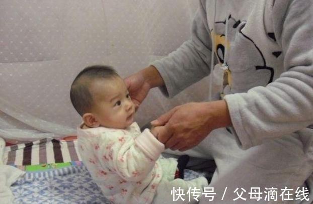 发育迟缓|你家6个月的宝宝,4个动作达标没?如果做不到当心“发育迟缓”