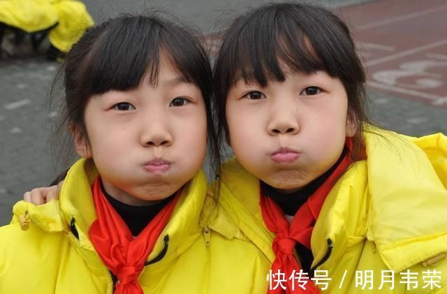 二宝|妹妹刚入幼儿园，哥哥在大班赶来''慰问''，兄妹相见的场景太暖心