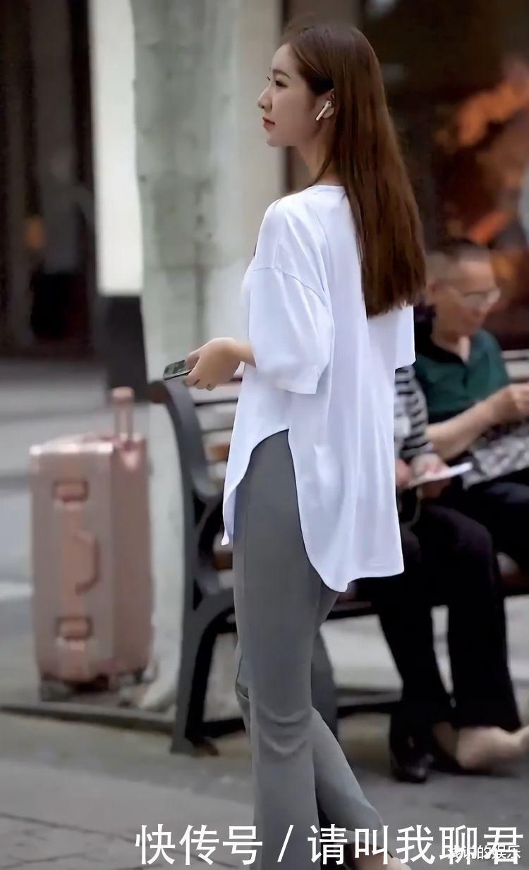 白色宽松长T恤搭配喇叭裤,时尚大气,清新感十足