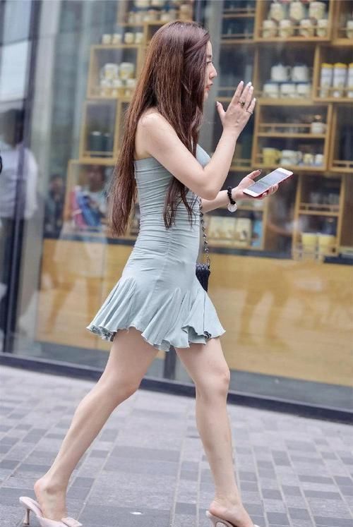窈窕淑女逛大街,遥望肥肚被收缩,这条裙子很厉害