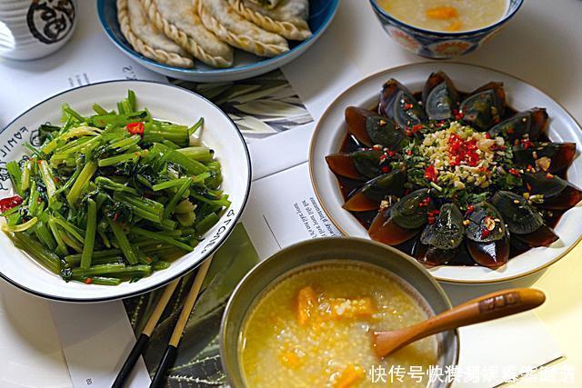 一家三口的精致晚餐,营养全面又美味,网友看到韭菜盒子被馋哭了