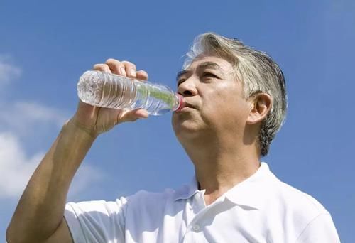 谣言 白开水放了一夜能喝吗？多少人被隔夜水害惨了，这个谣言赶快打住