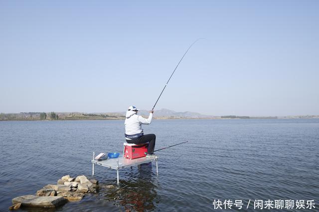 钓鱼高手教你如何搓饵钓大鱼,即使闹小鱼,也不会在害怕了