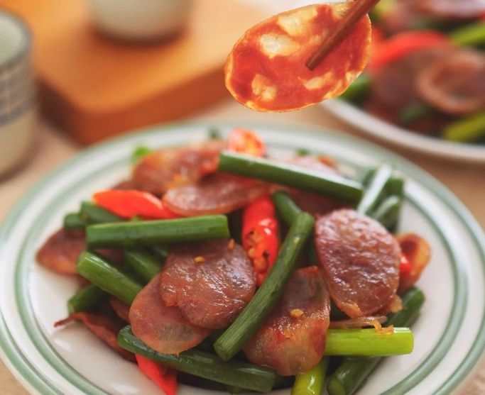 炒香肠,先蒸再炒还是直接炒?教你正确做法?,香肠口感好味道香