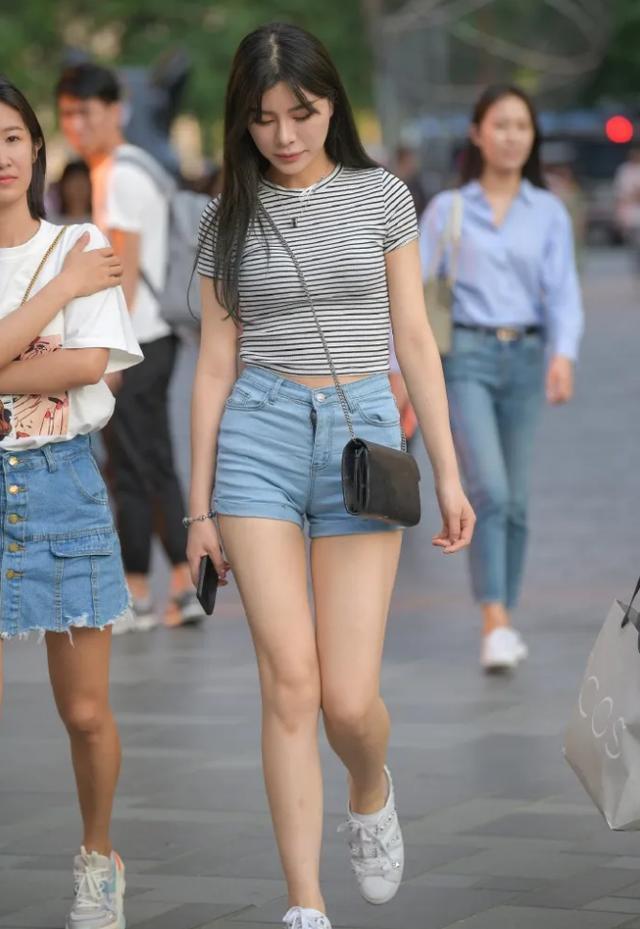 姑娘 姑娘穿搭很普通，短T恤配牛仔短裤，但还是吸引了不少路人的目光