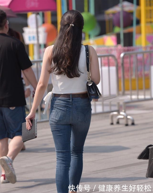 白色 黑色露肩上衣搭配白色短裤，黑白色系，给人一种简洁大方的感觉！