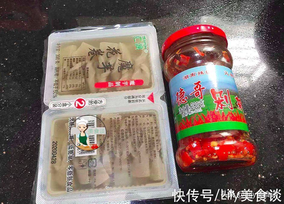 秋天，家人就爱吃这素菜，不放肉也很香，每次炒一盘，上桌不够吃