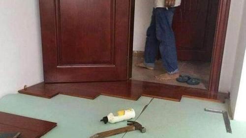 热胀冷缩|头一次见在旧瓷砖上铺木地板，真是太聪明了，后悔我家装太早了