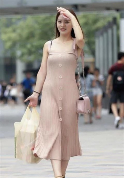 街拍：小姐姐黑色吊带配蓝色格子长裤，时尚清新，尽显文艺气质