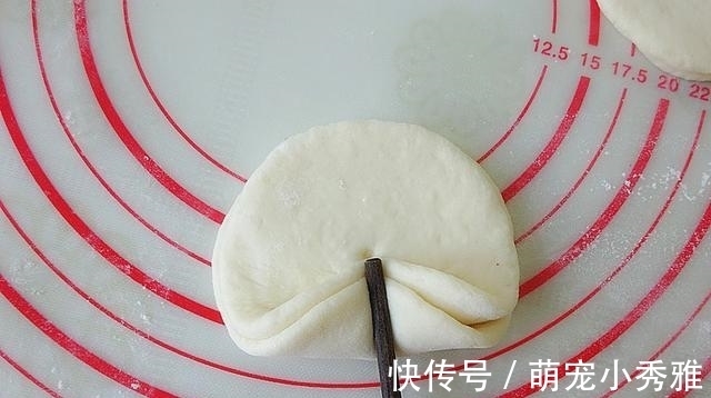 用一根筷子就能完成的枣花馒头,做法真简单,寓意吉祥又美好!
