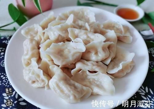 萝卜馅饺子|萝卜馅饺子，是焯水还是直接包，只要这步做对了，鲜嫩多汁又好吃