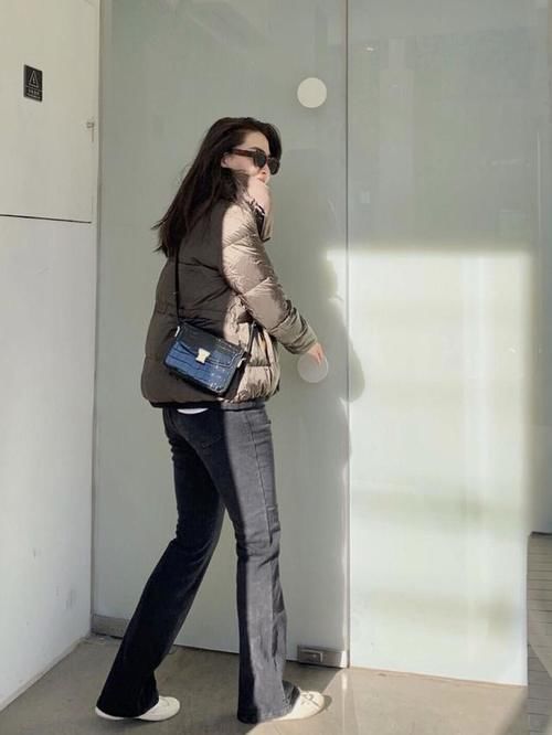 除了优雅潇洒的大衣以外， 羽绒服也是不少姐妹们的御寒必备 ！