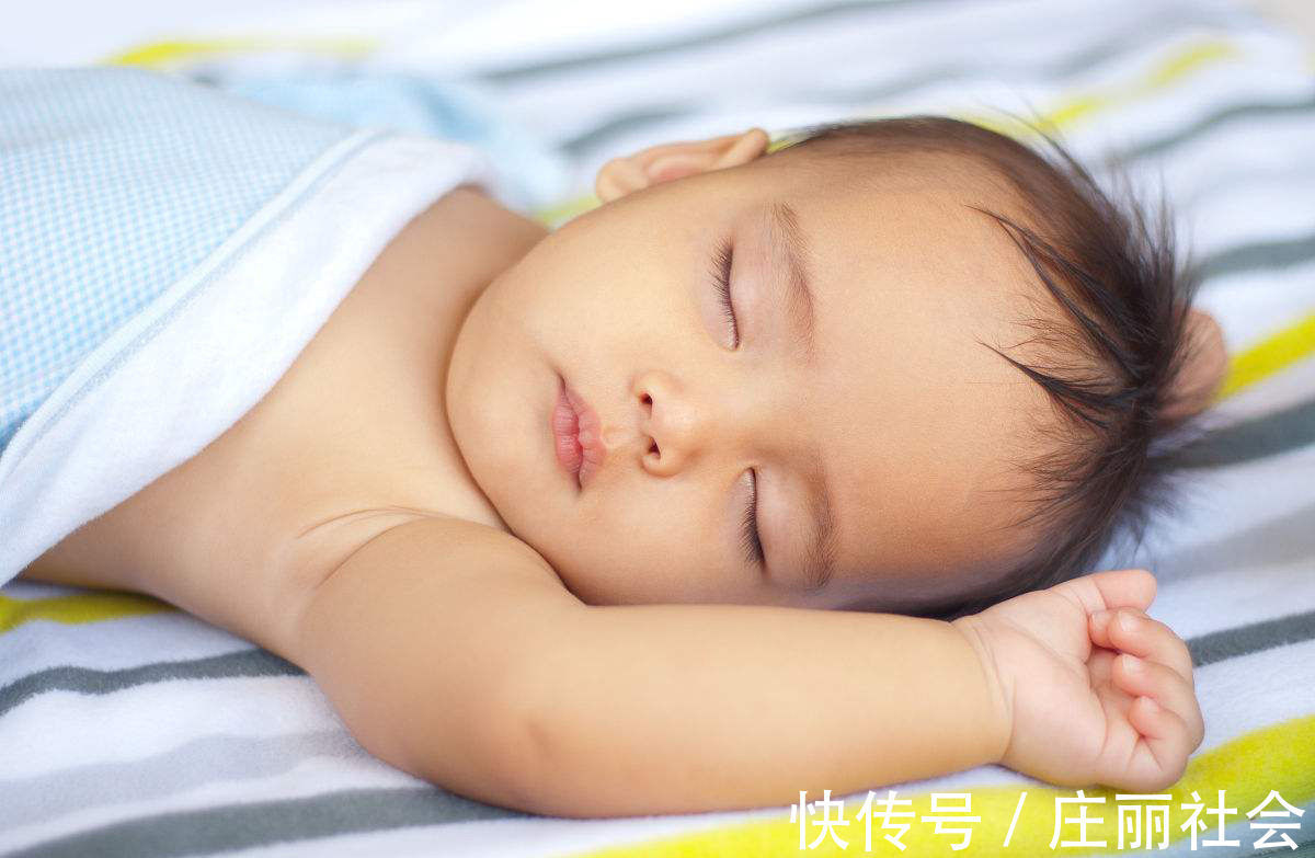 睡眠质量|三类错误睡姿影响宝宝生长发育,重则脊柱受损害,越早调整越好