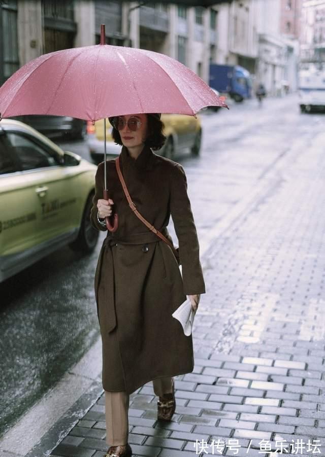 三木妈 三木妈不愧是“穿搭界”的佼佼者,大衣造型减龄时髦,照穿就很美