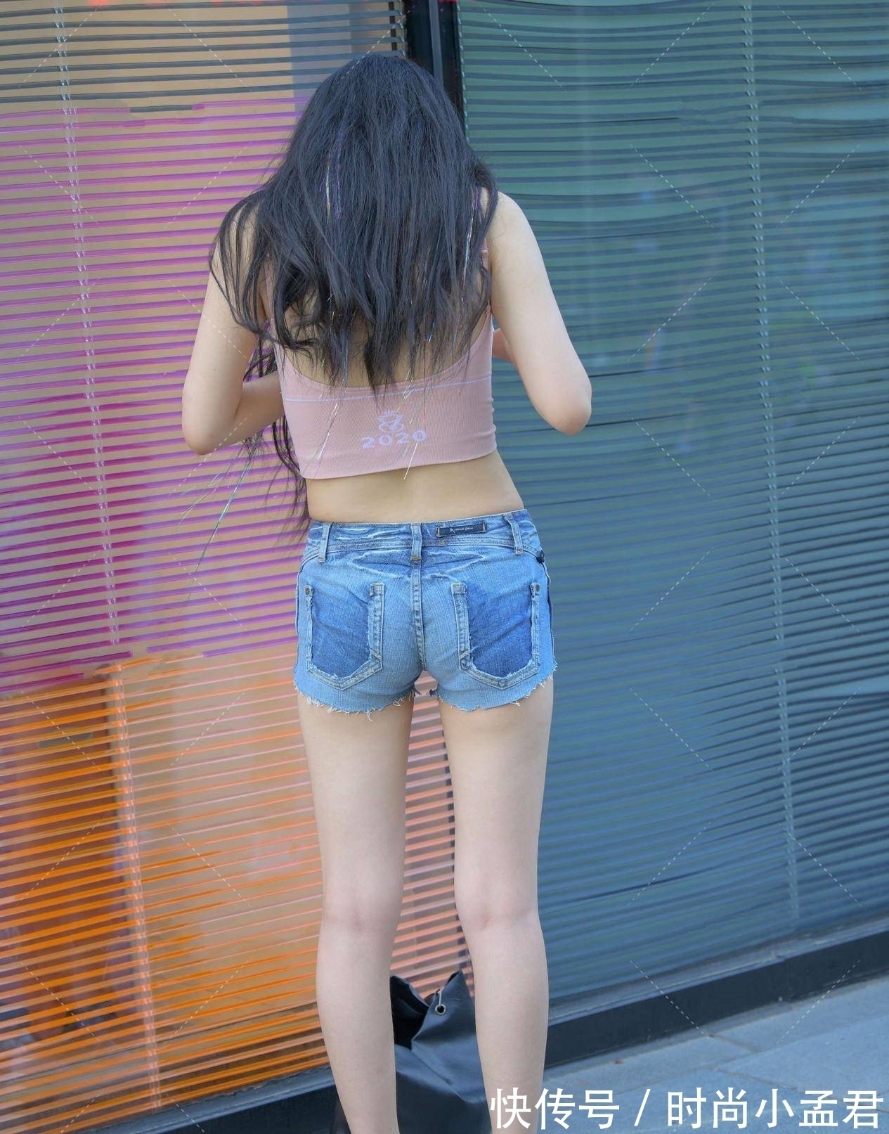 这身衣服 清凉的穿搭,牛仔裤搭配小背心,减龄又时尚