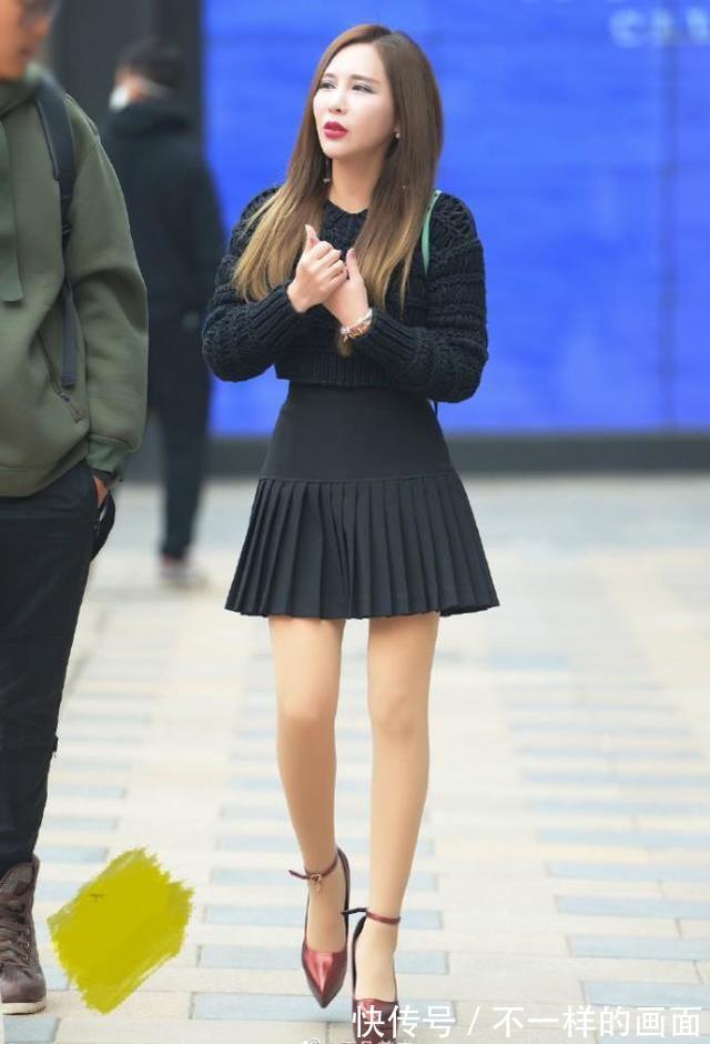 鞋子|美女“粉底”厚就算了,连鞋底都这么厚,走路像是“踩高跷”