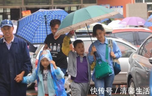 老师|幼儿园老师讨厌的3种接孩子方式,害娃不说,家长还不自知