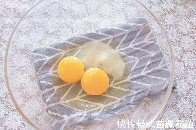 鸡蛋这样做，孩子太喜欢吃了，无水无油无添加，口感又香又脆
