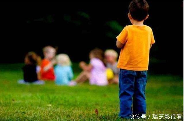 外面的世界|女孩在幼儿园被孤立,妈妈愤怒投诉,老师:她这样穿谁敢跟她玩