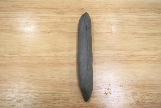面团|黑芝麻肠仔包，早餐吃2个有底气，无需手套膜，简单又省事