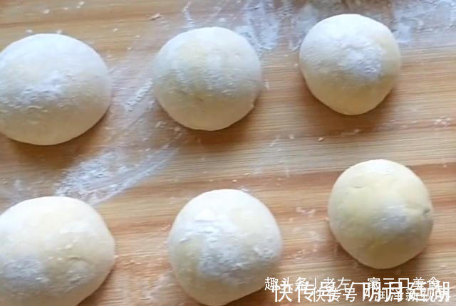 秘制|玉米面是宝,教你秘制新吃法,不蒸不煮不炸,出锅全家流口水,香