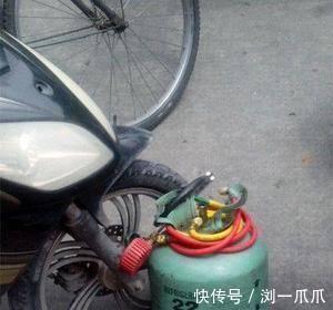 |搞笑GIF：小姐姐打扰了，我是热心肠，需要我压一下吗？