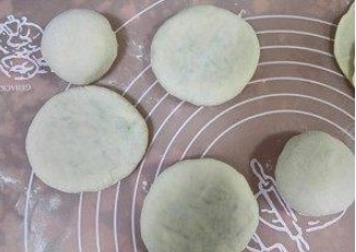 西葫芦别再炒着吃了,做成馅饼更营养,好吃还不贵,简单又易做!