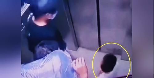 恶作剧|男子扛38水出电梯,遭男孩恶意绊脚愤怒回踢:我不是你爸不会惯你