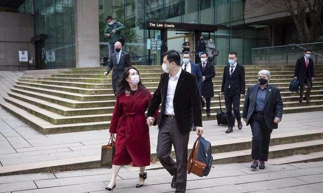  是装不|有钱人气质是装不出来的，孟晚舟老了还时髦，穿羽绒背心搭短裙！