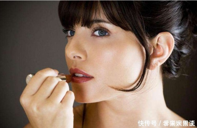 步骤|为啥很多女生涂口红,沾杯还显唇纹?这3个步骤你可能忽视了!