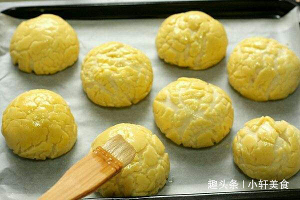 菠萝面包在家就能做，几个步骤非常简单，香甜可口早餐必备！