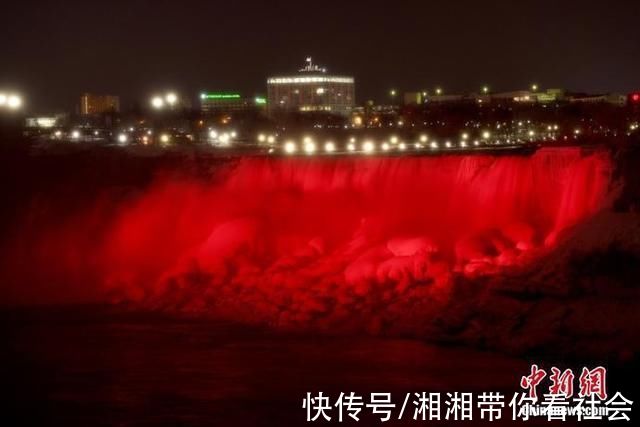 当地时间|加拿大著名景点尼亚加拉大瀑布点亮“中国红”