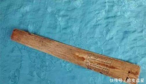 大臣|大臣们上朝拿的木板,平时用来打小抄,急起来还能当武器抡