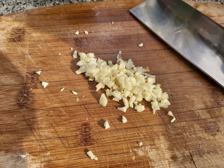 下饭又下酒的黄瓜拌猪头肉,简单拌一拌就上桌,清脆爽口真好吃