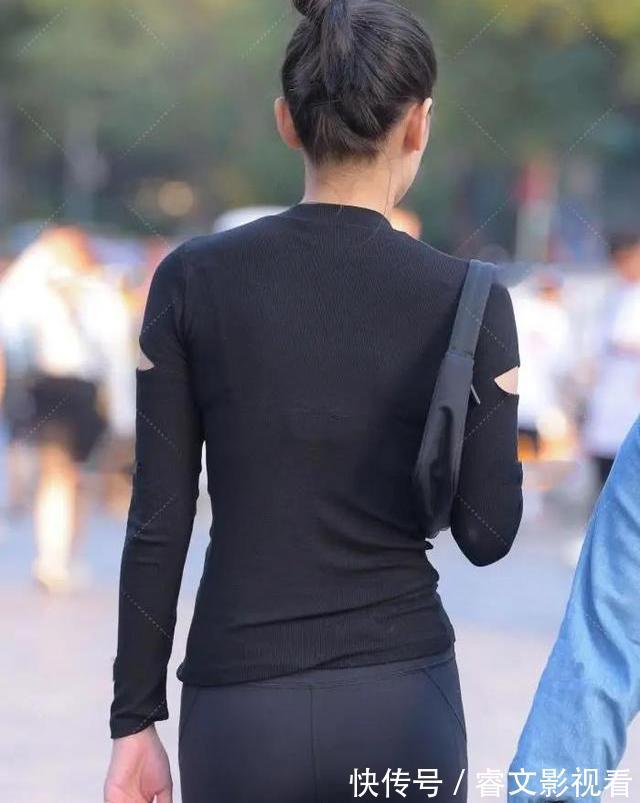 运动装 半透明的面纱拼接于深灰修身裤,所展现的青春性感是如此惊艳