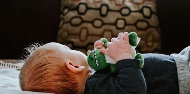 生长激素|宝宝在这2个“黄金时间”睡觉,大脑不仅发育好,而且更容易长高