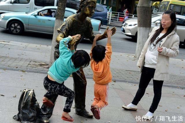 家长|熊孩子在家“炖”弟弟,父母回家惊出一身冷汗:就差点火了