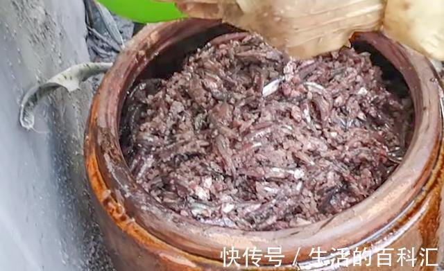 外公把鱼直接扔进大缸，不杀也不洗，两个月开缸，吃一口满嘴香