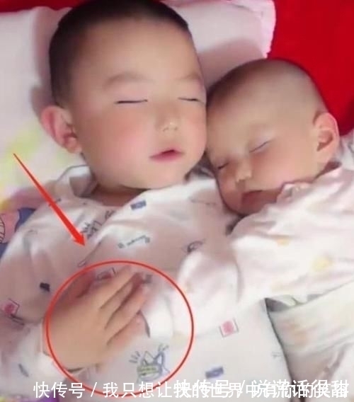 姐姐|姐姐抱着弟弟睡觉,妈妈好奇掀开被子,眼前的画面令她心头一暖