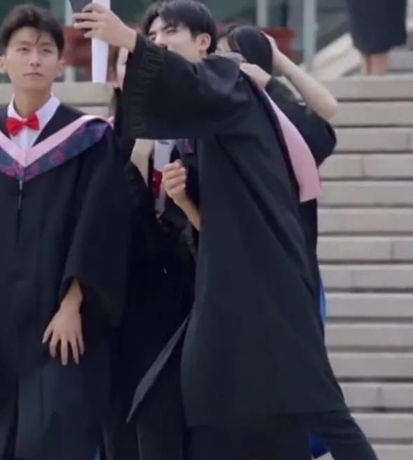 头上|谢可寅亲到蔡徐坤鹿晗头上“冒烟”,这些错位图太真实