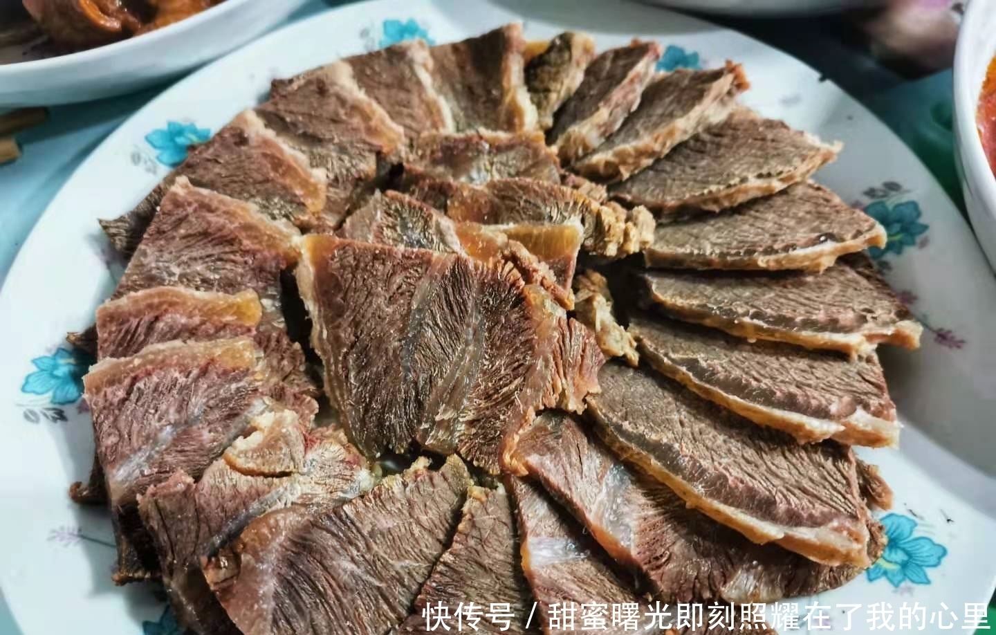 老家的年夜饭,14道家常菜摆满了八仙桌,8道热菜中只有2道是蔬菜