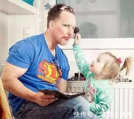 父亲|宝爸带娃去拿快递,回来却是孩子扛着快递,妈妈看到后哭笑不得