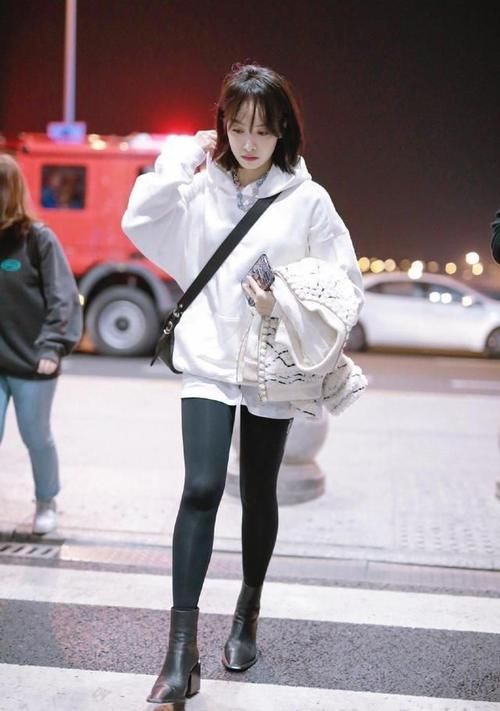 百搭|明星穿驼色大衣走机场,内搭黑色T恤,发型时尚美到爆炸