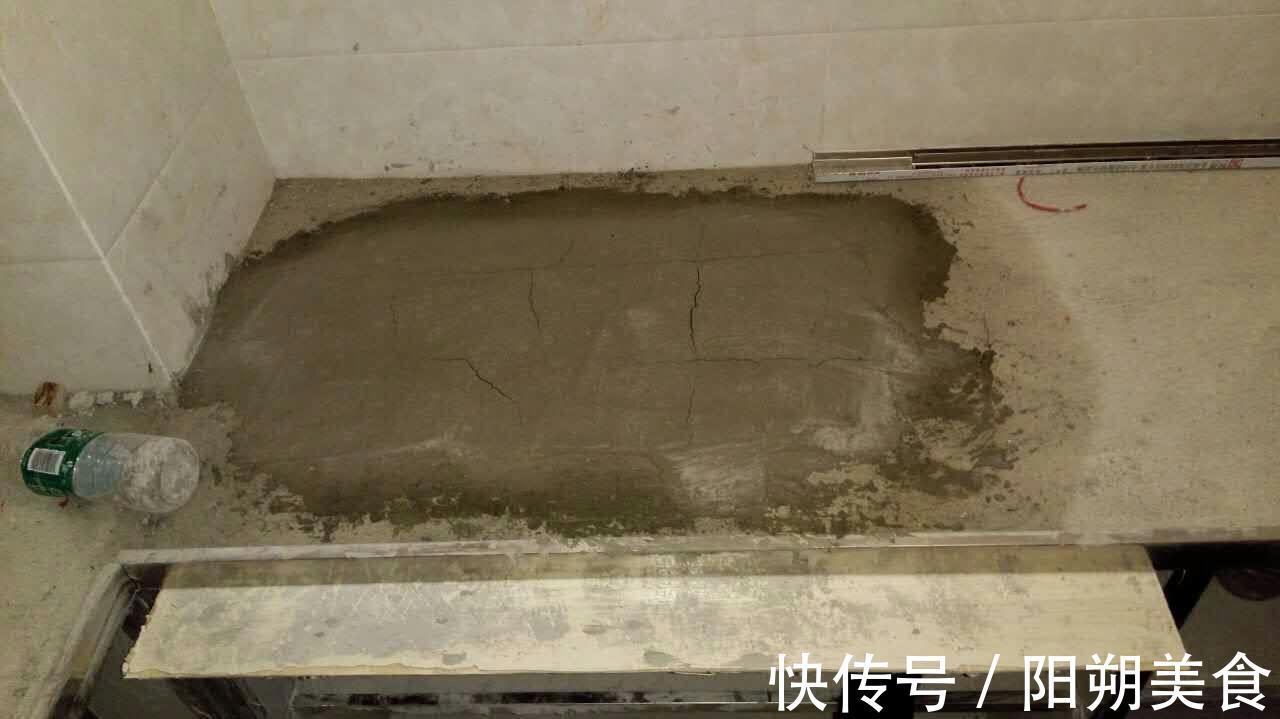 水泥|越来越多人不装橱柜,用水泥直接砌筑,看似实用,聪明反被聪明误