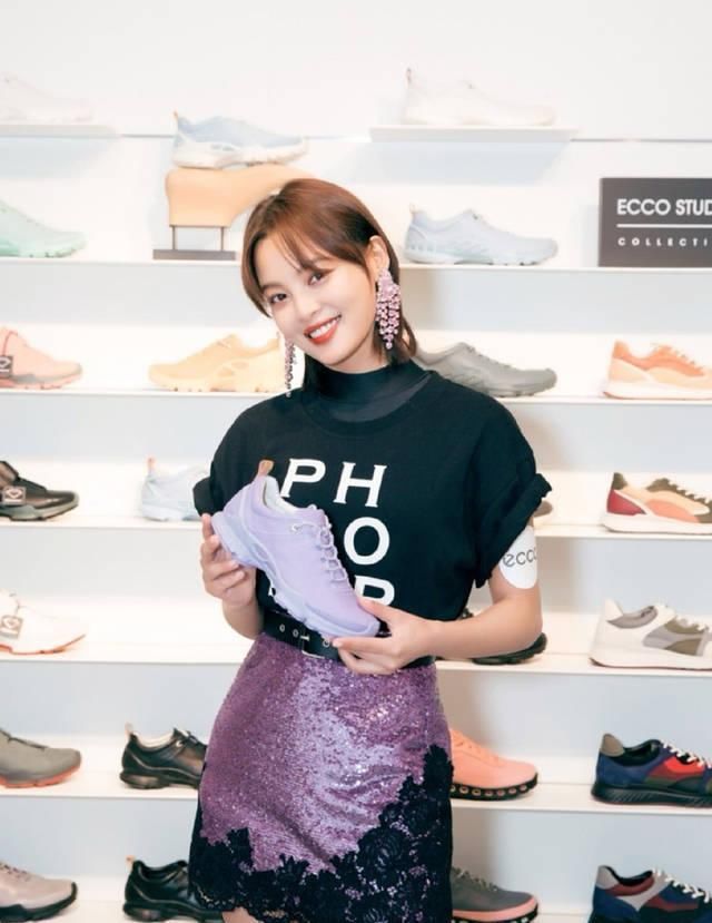 用亮片半裙打造靓丽的时尚穿搭,让你拥有闪耀全场的十足魅力