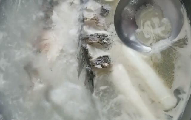 鲫鱼汤怎样炖像牛奶一样白?这3步是关键,做对了,鱼汤又白又鲜