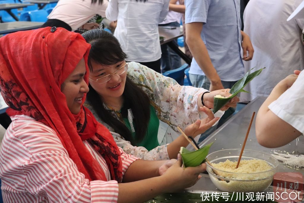 粽叶|端午节，这群留学生在泸州包粽子感受中国味