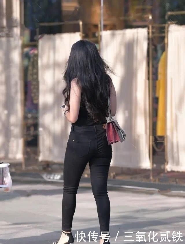 气质|女人过了40岁,跟着穿直筒牛仔裤,时髦减龄又显气质